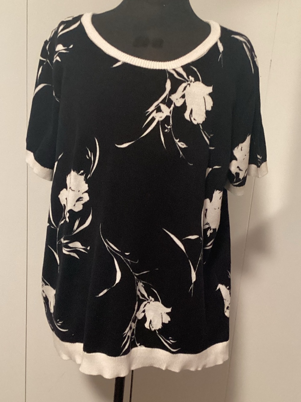 Jessica London Black and White Floral Knit Tunic Top